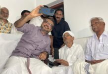 ഡിജിറ്റൽ മൗലവിയെ സന്ദർശിച്ച് മന്ത്രി, കേരള സ്റ്റോറി നായകന് മൊബൈൽ ഫോൺ സമ്മാനിച്ചു