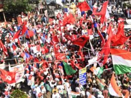 ആവേശക്കടലായി പെരുമ്പാവൂർ; നഗരവീഥികളെ പ്രകമ്പനം കൊള്ളിച്ച് വോട്ടൊഴുക്കിന്റെ കൊട്ടിക്കലാശം