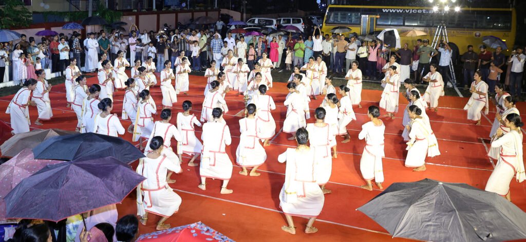 കുറുപ്പംപടി ഫൊറോന ദേവാലയത്തിൽ ദൃശ്യവിസ്മയമായി മെഗാ മാർഗ്ഗംകളി; ഭക്തിസാന്ദ്രമായ ചുവടുകളോടെ 75-ഓളം കലാകാരന്മാർ അണിനിരന്നു