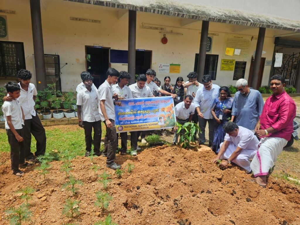 ‘ഓണത്തിന് ഒരു കുട്ട പൂവ്’; വാഴക്കുളം ഗവ. സ്കൂളിൽ എൻഎസ്എസ് കൃഷി ആരംഭിച്ചു