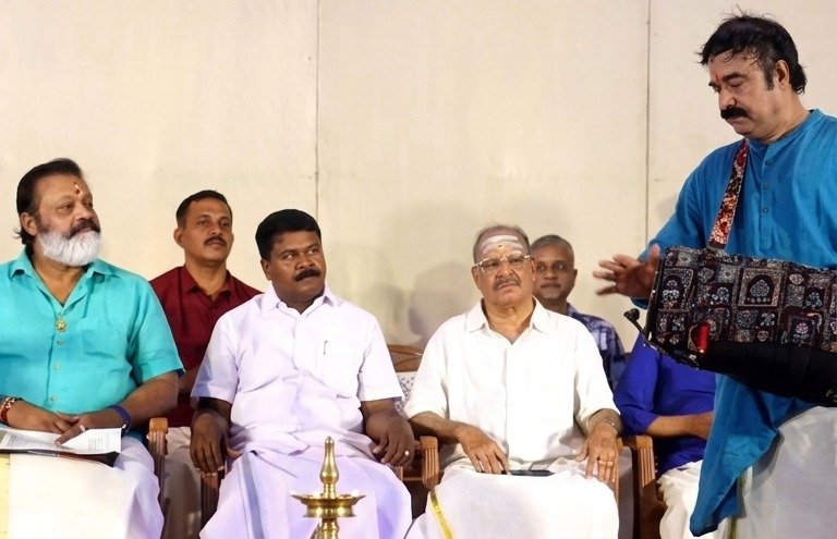 കുഴൽമന്ദം രാമകൃഷ്ണന്റെ ശ്രീമൃദു വാദനം; വിസ്മയിച്ച് കേന്ദ്രമന്ത്രിയും ആസ്വാദകരും